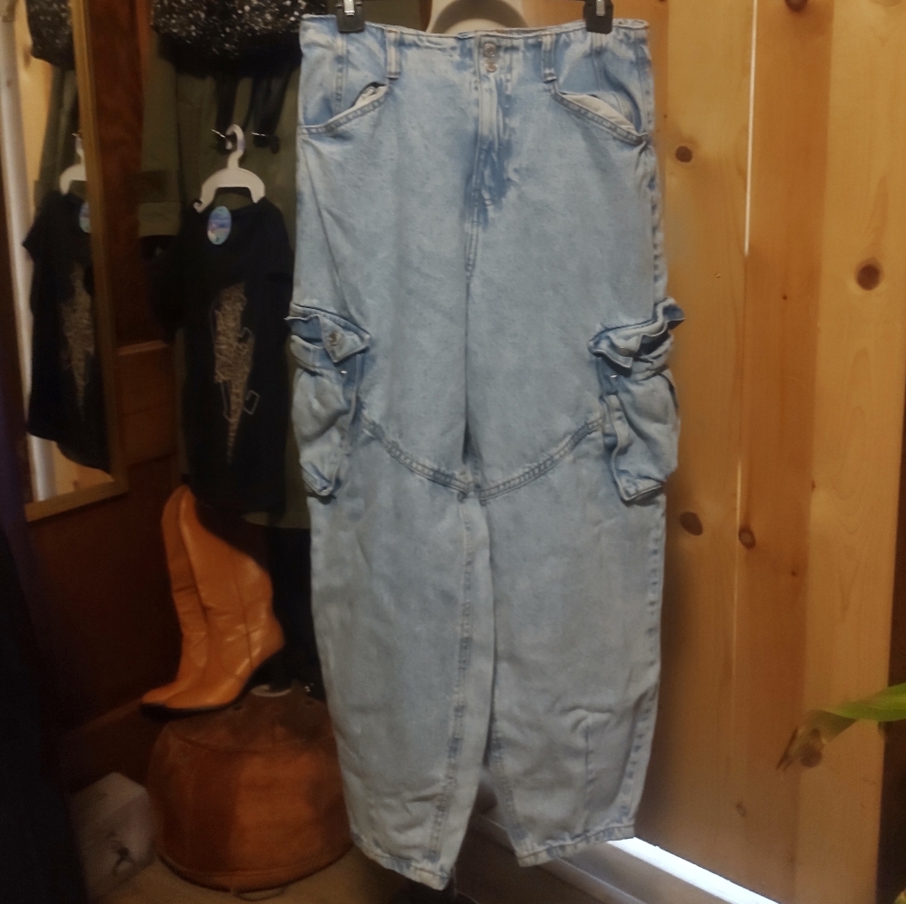 *SOLD* BERSHKA | HIGH WAISTED CARGO MOM JEANS - Picture 2 of 9